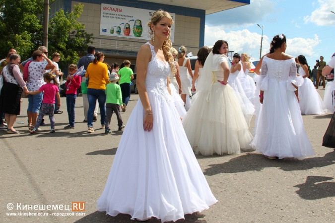 По Кинешме бегали 30 невест фото 60