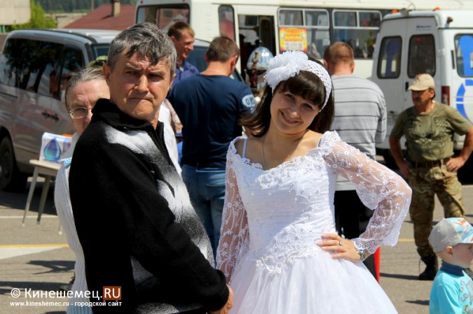По Кинешме бегали 30 невест фото 20