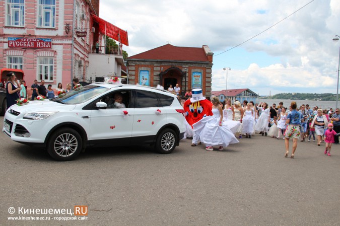 По Кинешме бегали 30 невест фото 65
