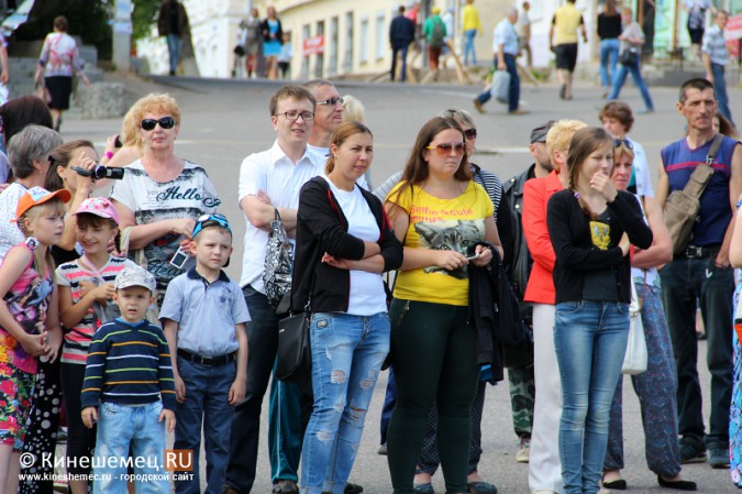 По Кинешме бегали 30 невест фото 6