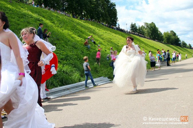 По Кинешме бегали 30 невест фото 54
