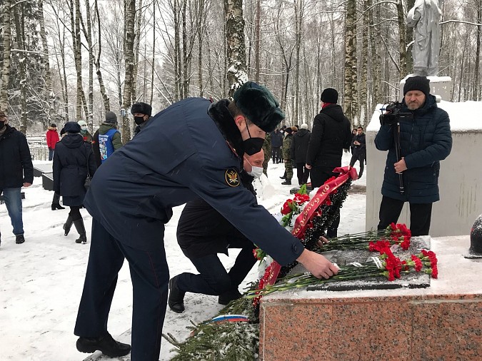 В Кинешме возложили цветы к могиле неизвестного солдата фото 6