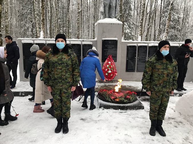 В Кинешме возложили цветы к могиле неизвестного солдата фото 2