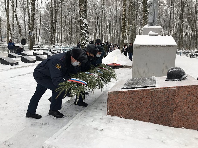 В Кинешме возложили цветы к могиле неизвестного солдата фото 5