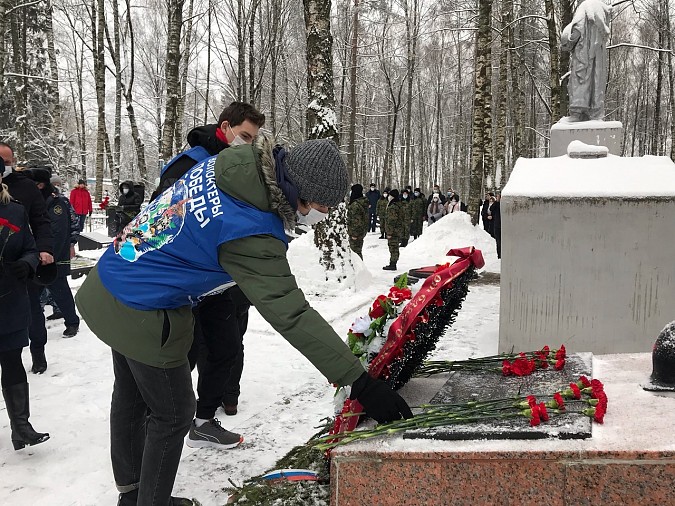 В Кинешме возложили цветы к могиле неизвестного солдата фото 7