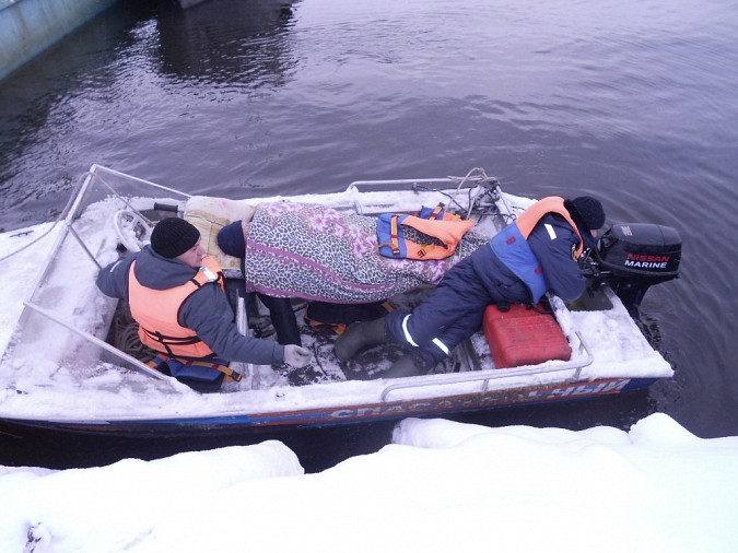 Мужчину с подозрением на инфаркт из Кинешемского района переправили через Волгу на лодке фото 3