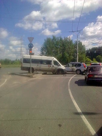 Внедорожник врезался в пассажирскую «Газель» в Ивановской области фото 3