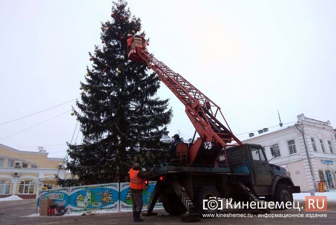 В Кинешме начали наряжать главную новогоднюю елку фото 6