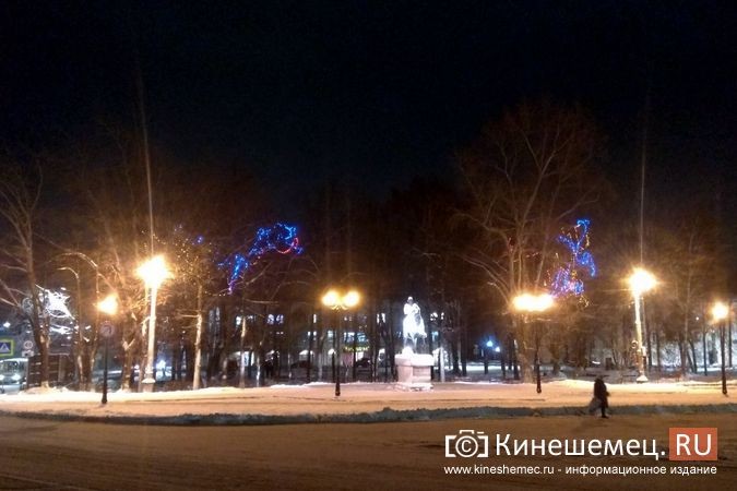 Центр Кинешмы начали украшать новогодней иллюминацией фото 3