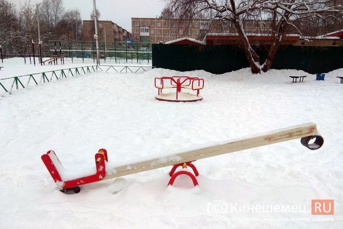 На детской площадке на улице Щорса испортили игровые элементы фото 4