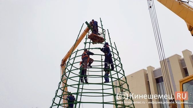 На театральной площади Кинешмы устанавливают 16-метровую новогоднюю ёлку фото 7