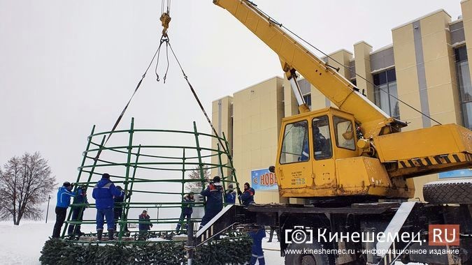 На театральной площади Кинешмы устанавливают 16-метровую новогоднюю ёлку фото 2