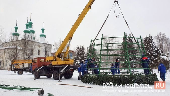 На театральной площади Кинешмы устанавливают 16-метровую новогоднюю ёлку фото 4