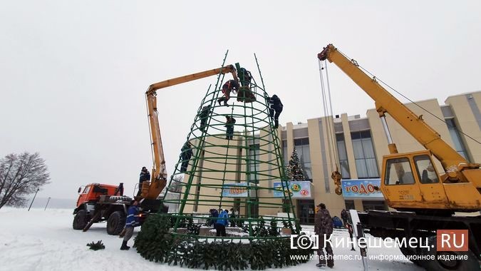 На театральной площади Кинешмы устанавливают 16-метровую новогоднюю ёлку фото 8