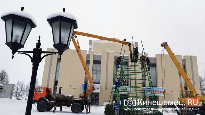 На театральной площади Кинешмы устанавливают 16-метровую новогоднюю ёлку фото 9