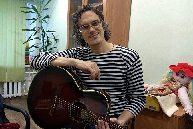 Максим Цепелев: о жизни с ДЦП, группе «Дети одной реки» и своих гитарах фото 16