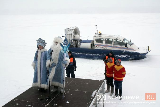 К причалу Кинешмы приехал Дед Мороз на судне на воздушной подушке фото 3
