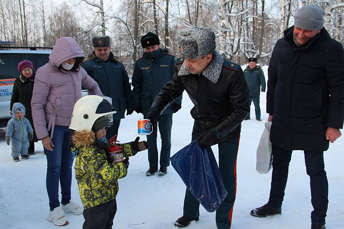 Кинешемские огнеборцы подарили пожарный шлем 4-летнему мальчику фото 5