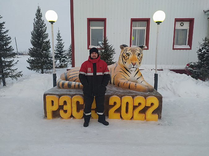 Кинешемец за полярным кругом слепил из снега символ 2022 года фото 4