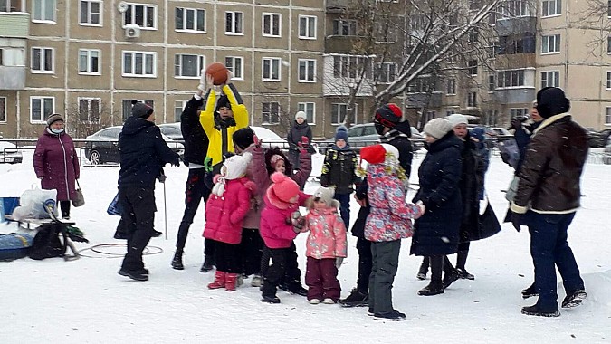 Жители микрорайона «Автоагрегат» приняли участие в «Зимних забавах» фото 2
