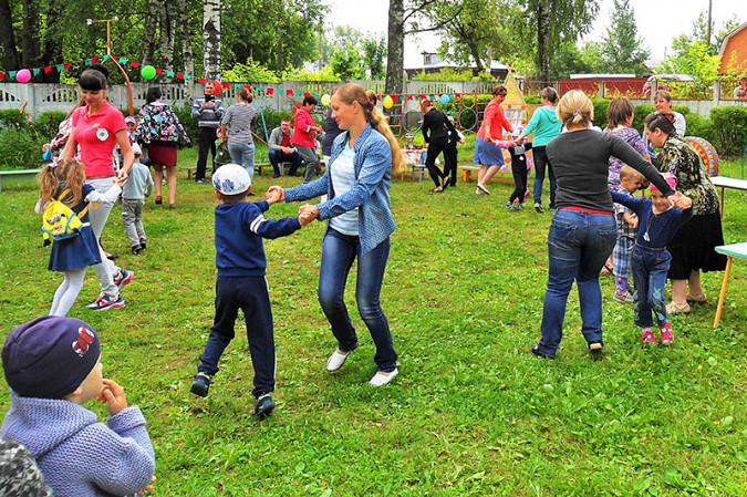 Вихрь танцев, песен, конкурсов кружил детей в Кинешме фото 3