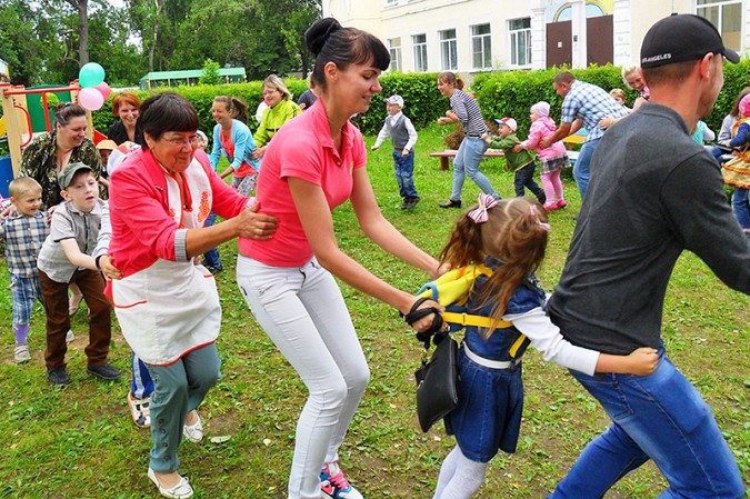 Вихрь танцев, песен, конкурсов кружил детей в Кинешме фото 17