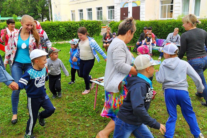 Вихрь танцев, песен, конкурсов кружил детей в Кинешме фото 9