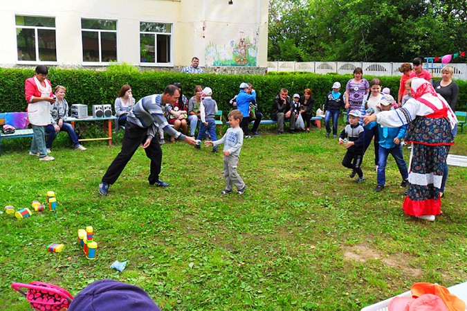 Вихрь танцев, песен, конкурсов кружил детей в Кинешме фото 15