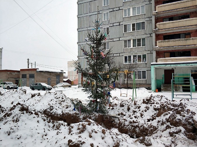 Жители ул.Гагарина возмущены коммунальными траншеями возле новогодней елки фото 2