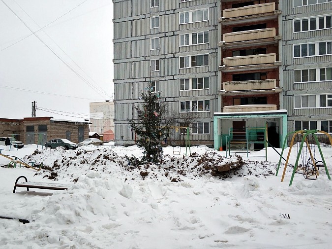 Жители ул.Гагарина возмущены коммунальными траншеями возле новогодней елки фото 3