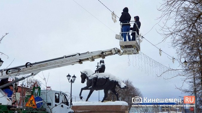 Центр Кинешмы очищают от новогодней иллюминации фото 2