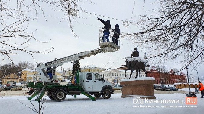Центр Кинешмы очищают от новогодней иллюминации фото 6
