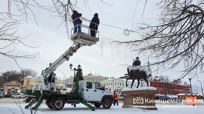 Центр Кинешмы очищают от новогодней иллюминации фото 3