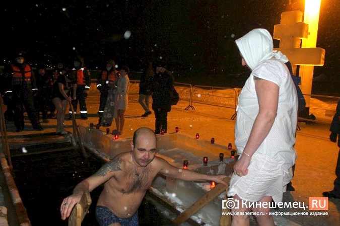 Православные Кинешмы отметили Крещение купанием в проруби фото 19