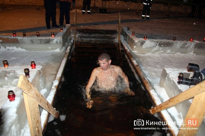 Православные Кинешмы отметили Крещение купанием в проруби фото 7
