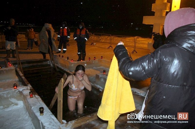 Православные Кинешмы отметили Крещение купанием в проруби фото 21
