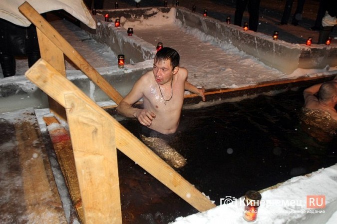 Православные Кинешмы отметили Крещение купанием в проруби фото 18
