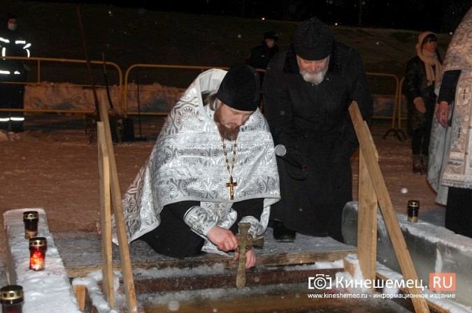 Православные Кинешмы отметили Крещение купанием в проруби фото 3