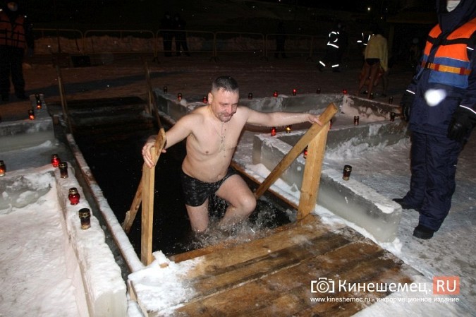 Православные Кинешмы отметили Крещение купанием в проруби фото 9