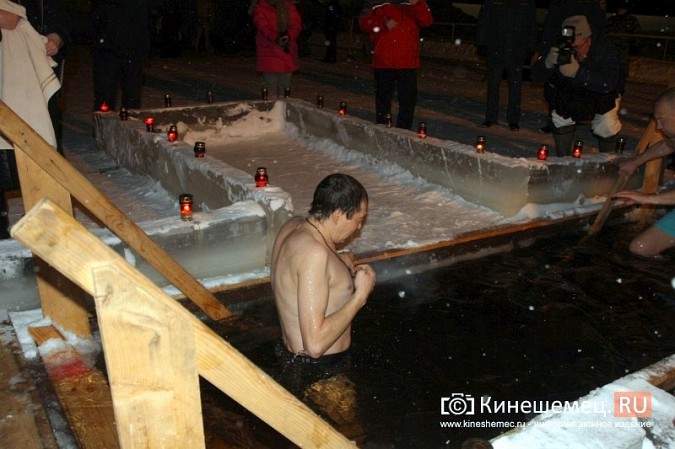 Православные Кинешмы отметили Крещение купанием в проруби фото 17