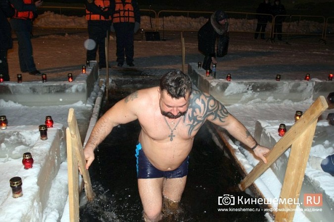 Православные Кинешмы отметили Крещение купанием в проруби фото 16