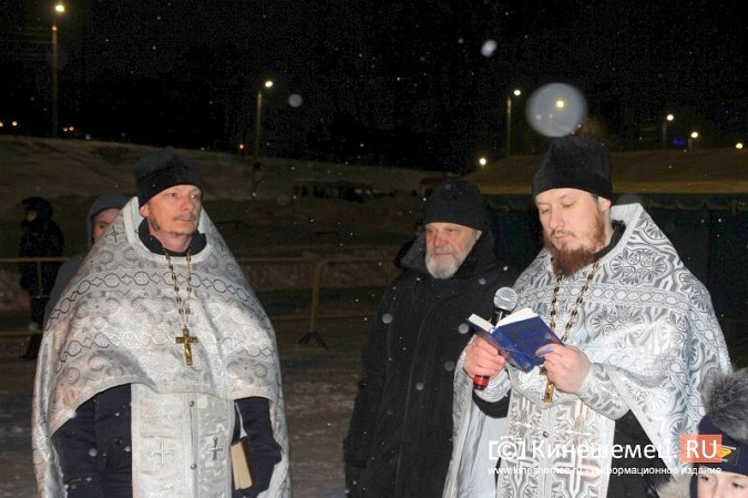 Православные Кинешмы отметили Крещение купанием в проруби фото 2