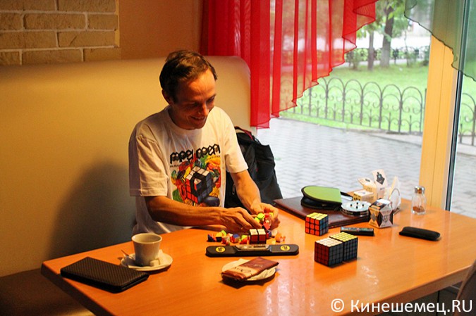 Кинешемец собирает кубик Рубика за 20 секунд фото 3