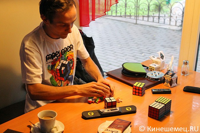Кинешемец собирает кубик Рубика за 20 секунд фото 2