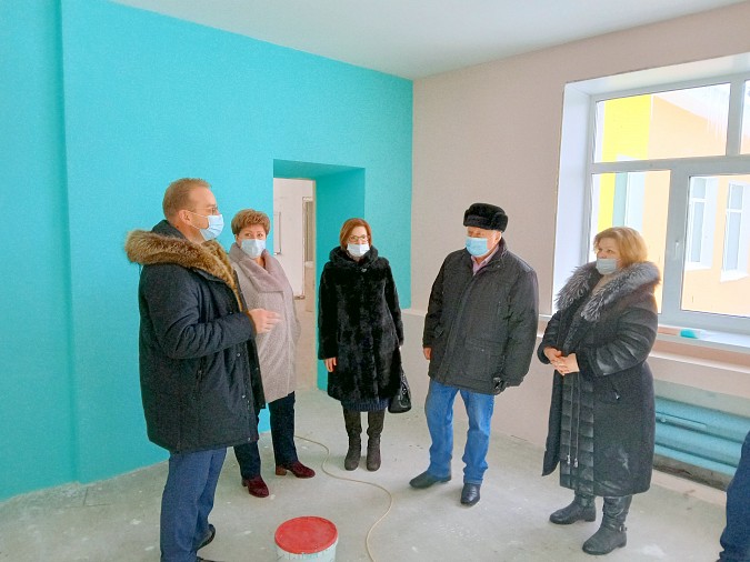 Депутат Госдумы Михаил Кизеев осмотрел ход ремонта детского сада №46 фото 3