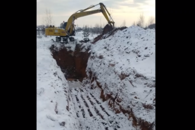 В Наволоках продолжается строительство канализационного коллектора фото 4