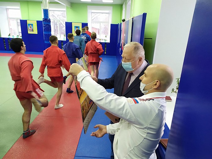 Мэр Кинешмы Вячеслав Ступин оценил качество ремонта в школе самбо фото 2