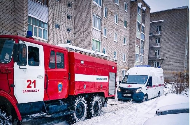 В Заволжске спасатели вытащили «скорую» из заваленного снегом двора фото 2