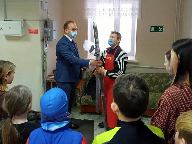 Михаил Кизеев подарил спортсменам Лугового профессиональные гоночные лыжи фото 2