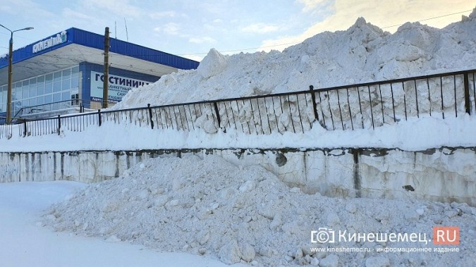 При уборке снега с нижней набережной Кинешмы едва не проломили ограждение фото 4